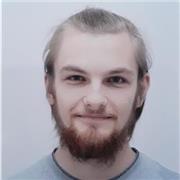 Studente universitario impartisce lezioni di fisica per studenti di scuole superiori